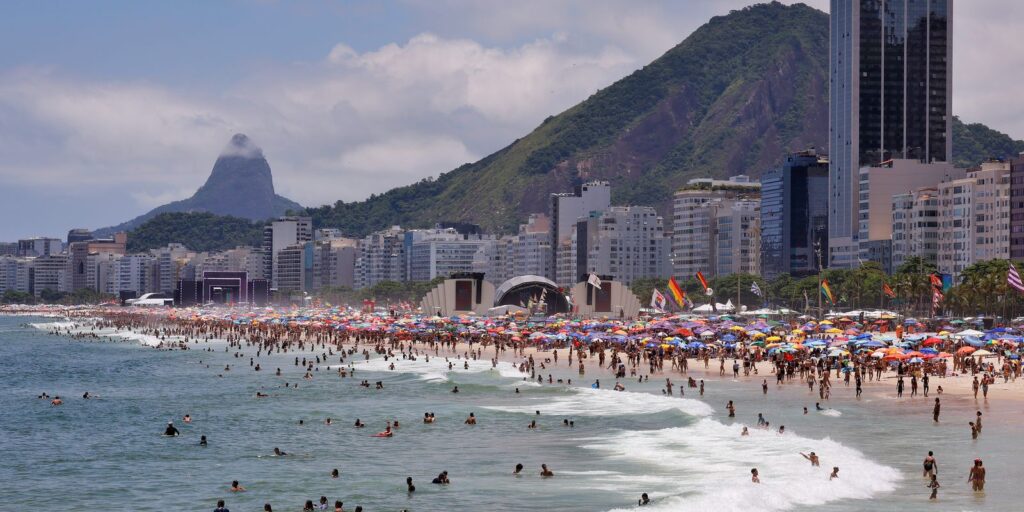 sambistas-farao-shows-na-praia-de-copacabana-em-janeiro