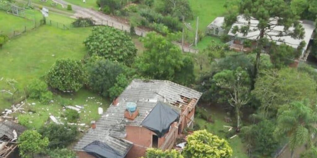 tornado-destelha-escola-e-residencias-no-rio-grande-do-sul