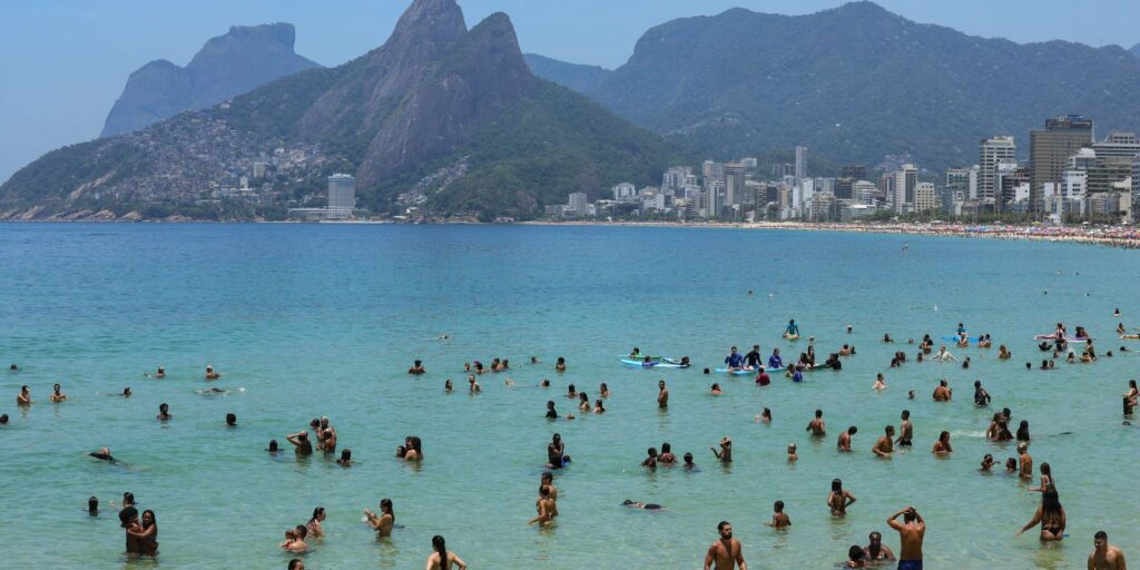 corpo-de-piloto-do-aviao-que-caiu-em-copacabana-e-resgatado