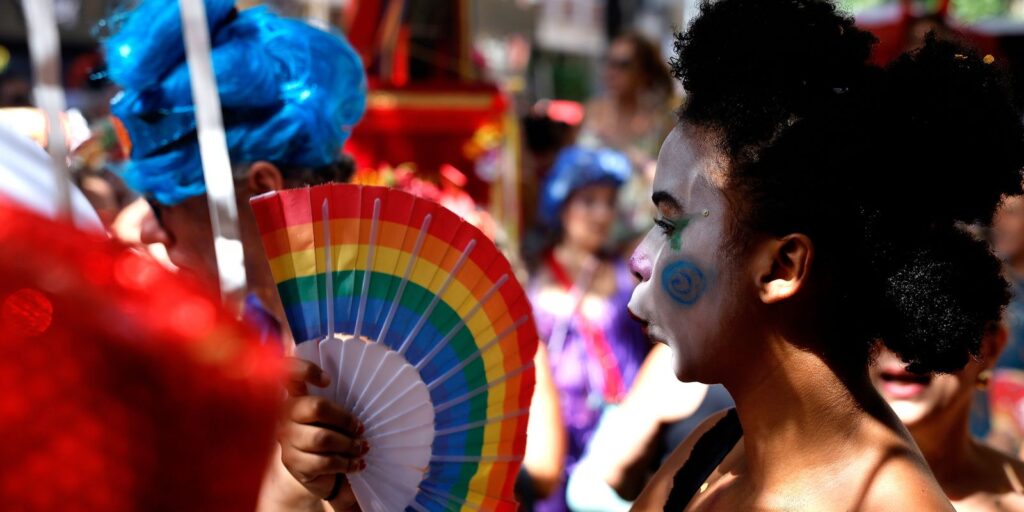 carnaval:-rio-espera-8-milhoes-de-folioes-em-blocos,-bailes-e-desfiles