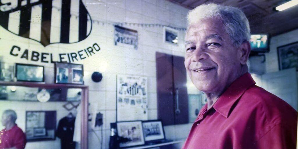 morre-o-barbeiro-que-moldou-o-topete-do-rei-pele