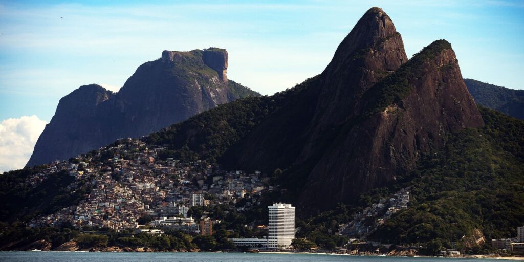 operacao-policial-deixa-visitantes-“ilhados”-em-cartao-postal-do-rio