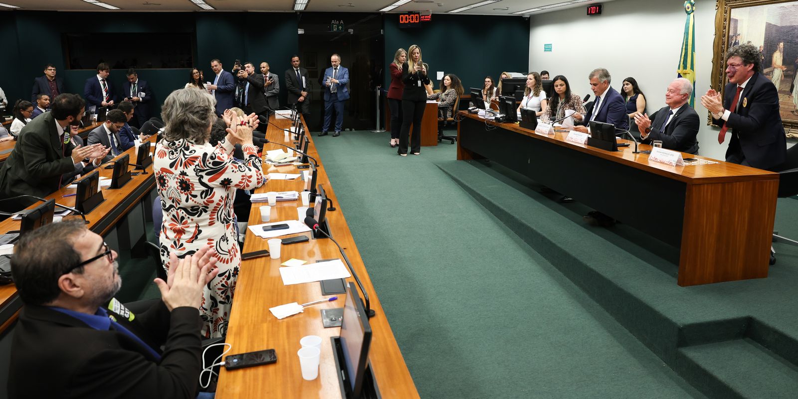 ccj-aprova-admissibilidade-de-propostas-que-acabam-com-escala-6×1