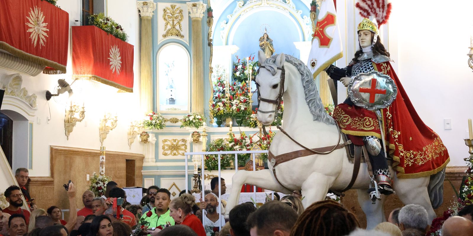 fieis-se-concentram-no-centro-do-rio-para-celebrar-dia-de-sao-jorge