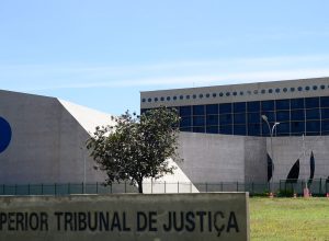 stj-restabelece-sentenca-de-mulher-ligada-ao-cv-a-82-anos