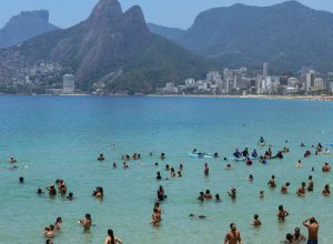 corpo-de-piloto-do-aviao-que-caiu-em-copacabana-e-resgatado