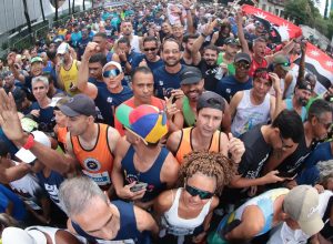 com-disposicao-e-alegria,-corredores-anonimos-agitam-a-sao-silvestre