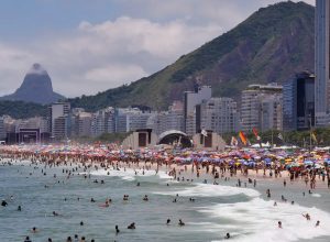 bombeiros-fizeram-1.167-salvamentos-em-dois-dias-na-orla-do-rio