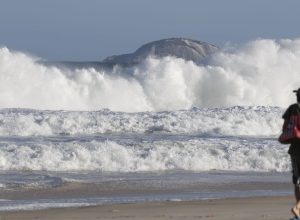 rj:-praias-seguem-com-ressaca-e-banhistas-devem-evitar-entrar-no-mar