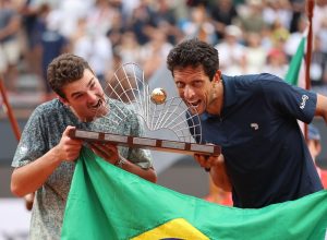 joao-fonseca-e-marcelo-melo-garantem-titulo-de-duplas-do-rio-open
