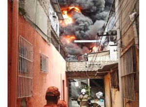 incendio-de-grandes-proporcoes-atinge-galpao-no-rio