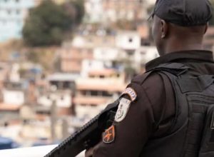 pm-apreende-tres-toneladas-de-drogas,-fuzis-e-pistolas-na-mare