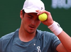 joao-fonseca-cai-nas-quartas-de-monaco-para-zverev,-numero-3-do-mundo