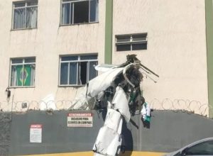 aviao-de-bimotor-cai-e-bate-em-predio-em-belo-horizonte
