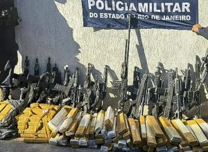 pm-apreende-16-fuzis-e-uma-metralhadora-em-operacao-no-rio 