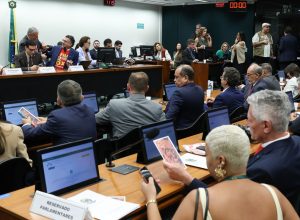 oposicao-critica-pec-do-fim-da-escala-6×1-durante-votacao-na-comissao